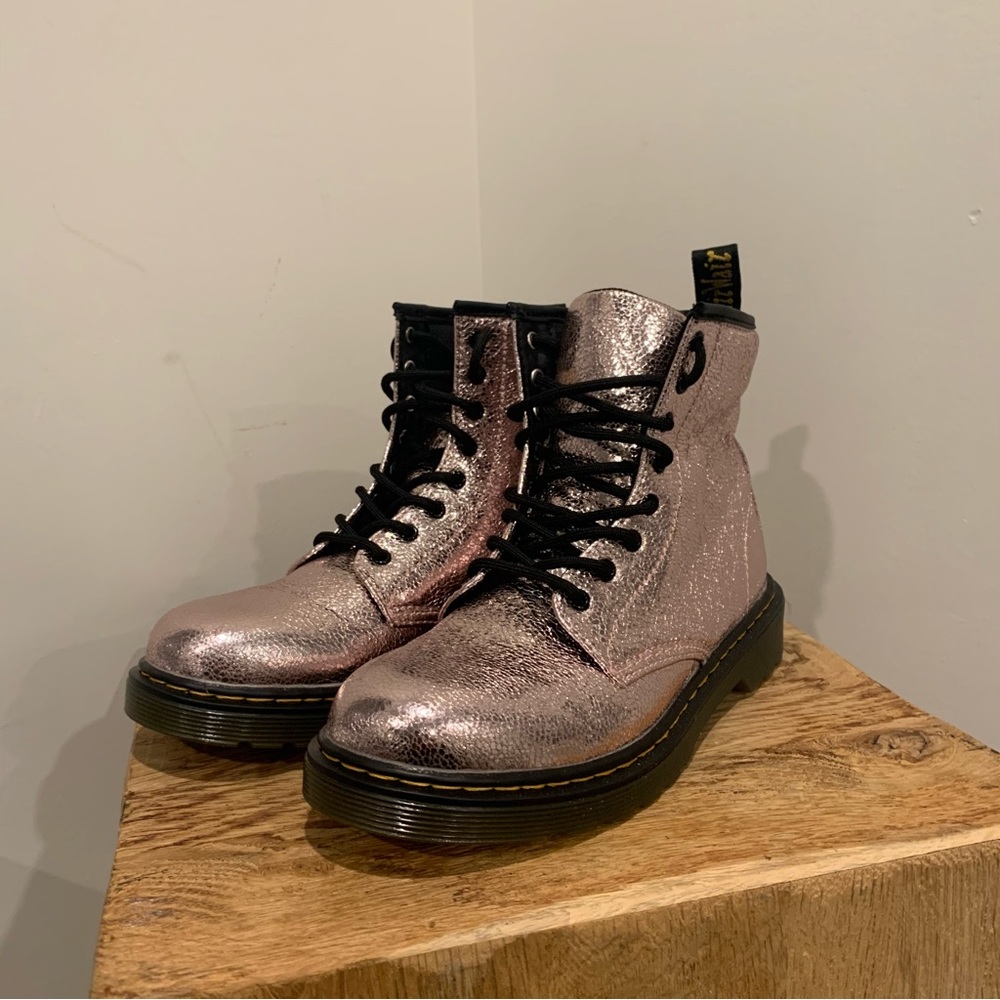 Dr. Marten’s Pink  Crackle Metallic Size 5. Great Condition